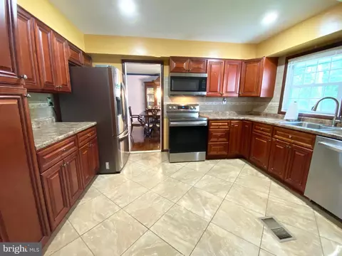 30 Winterberry Ln, Willingboro, NJ 08046