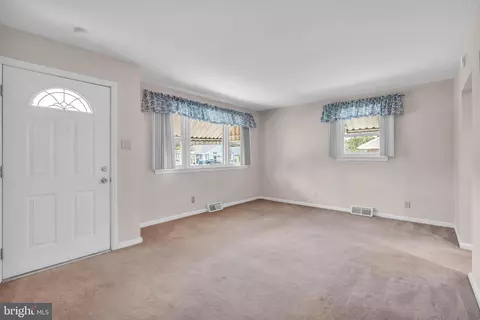 Living - 19 Paul Rd, Maple Shade, NJ 08052 photo 2 of 4