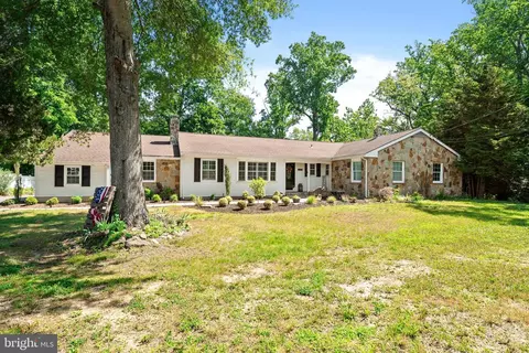 24 Saint John St, Pemberton, NJ 08068