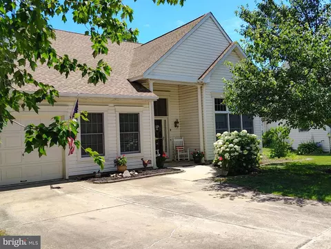 8 Parkview Cir, Columbus, NJ 08022