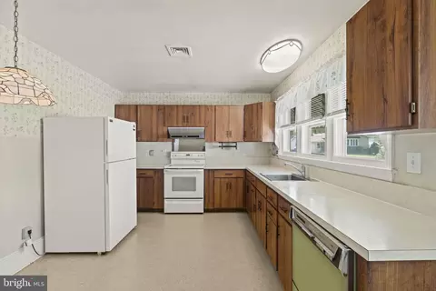 Kitchen - 17 Mount Laurel Rd, Mount Laurel, NJ 08054 photo 2 of 4