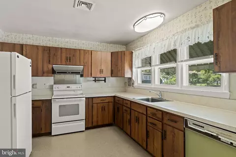 Kitchen - 17 Mount Laurel Rd, Mount Laurel, NJ 08054 photo 3 of 4