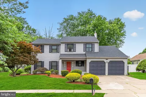 4 Dickens Ln, Mount Laurel, NJ 08054