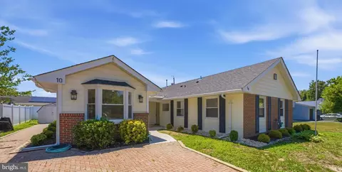 10 Midfield Ln, Willingboro, NJ 08046