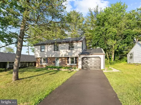 60 Pinafore Ln, Willingboro, NJ 08046