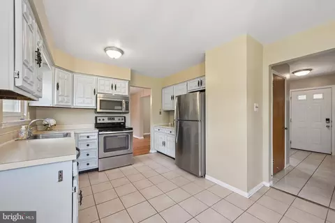 Entry Way - 649 Cornwallis Dr, Mount Laurel, NJ 08054 photo 2 of 3