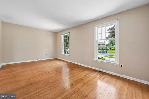 Living - 649 Cornwallis Dr, Mount Laurel, NJ 08054 photo 2 of 4