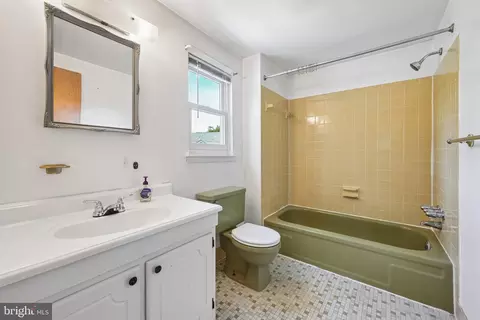 Bath - 649 Cornwallis Dr, Mount Laurel, NJ 08054 photo 2 of 3