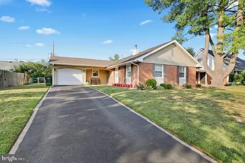 7 Boxwood Ln, Willingboro, NJ 08046