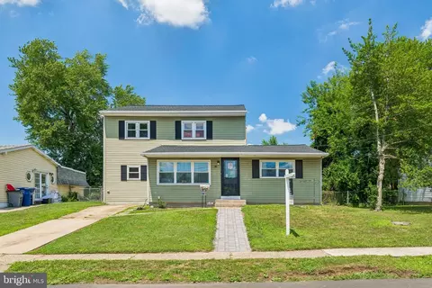 35 Indian Queen Ln, Maple Shade, NJ 08052