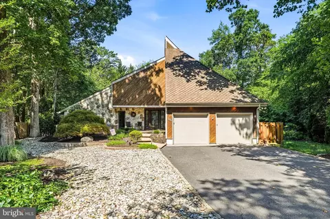 16 W Elizabeth Ct, Marlton, NJ 08053
