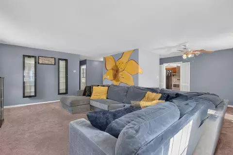 6 Meadowbrook Pl, Willingboro, NJ 08046
