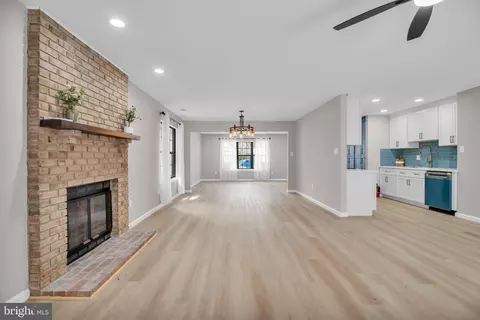 Entry Way - 20 Oleander Ct, Mount Laurel, NJ 08054 photo 1 of 6