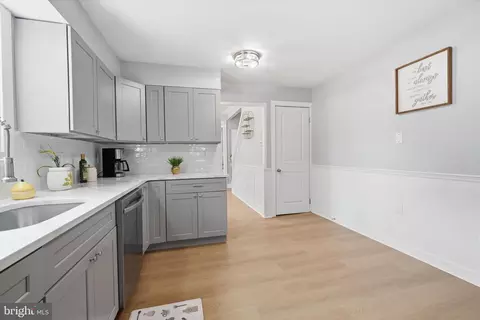 Entry Way - 702 Chestnut St, Delanco, NJ 08075 photo 4 of 18
