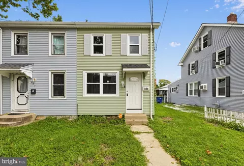 833 W 2nd St, Florence, NJ 08518