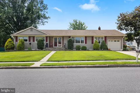 8 W Point Dr, Bordentown, NJ 08505