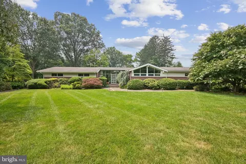 830 Golf View Rd, Moorestown, NJ 08057