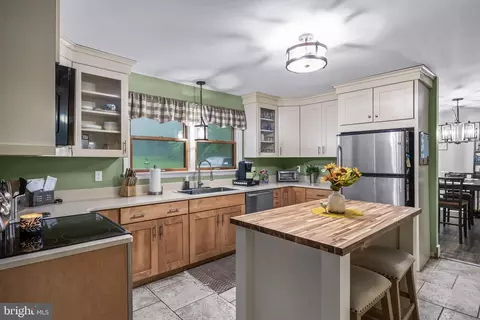 Kitchen - 166 Larrison Rd, Wrightstown, NJ 08562 photo 2 of 4