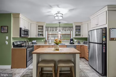 Kitchen - 166 Larrison Rd, Wrightstown, NJ 08562 photo 3 of 4