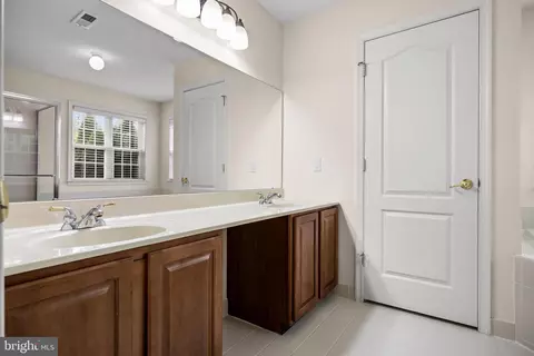 Entry Way - 23 Kyle Ct, Mount Laurel, NJ 08054 photo 6 of 7