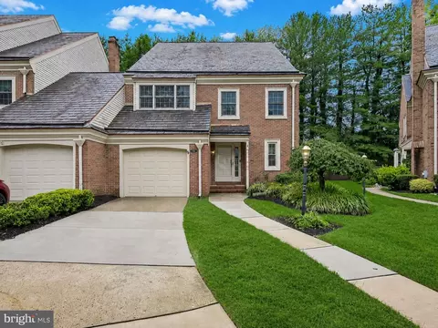 142 Foxwood Dr, Moorestown, NJ 08057