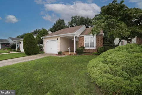 7 Fairfax Dr, Mount Laurel, NJ 08054