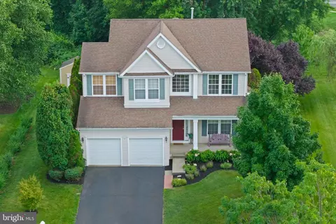 2 Haven Ln, Burlington, NJ 08016