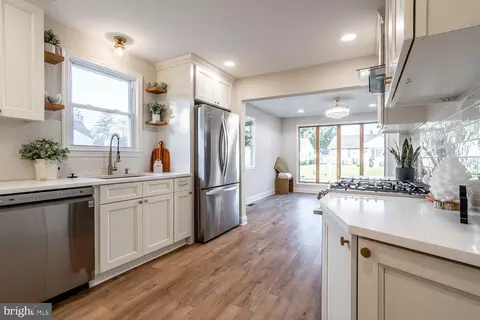 Entry Way - 29 Overbrook Ave, Maple Shade, NJ 08052 photo 3 of 10