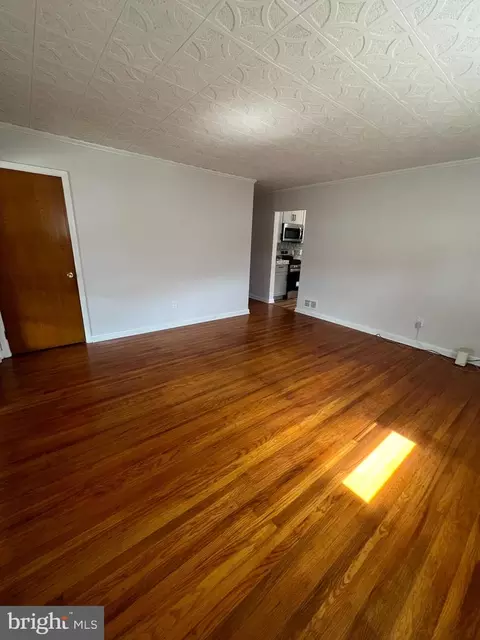 Living - 12 Collins Ln, Maple Shade, NJ 08052 photo 2 of 4