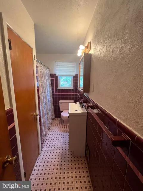 Entry Way - 12 Collins Ln, Maple Shade, NJ 08052 photo 2 of 4