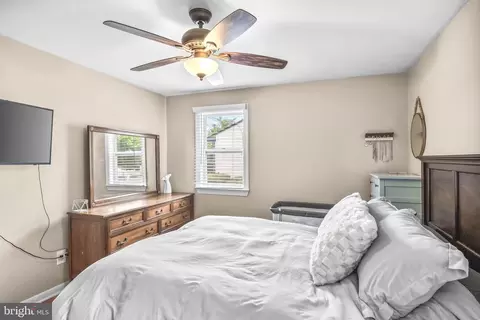 Bedroom - 701 Willow Dr, Cinnaminson, NJ 08077 photo 2 of 4