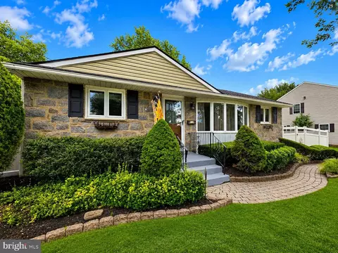 2823 Burgundy Dr, Riverton, NJ 08077