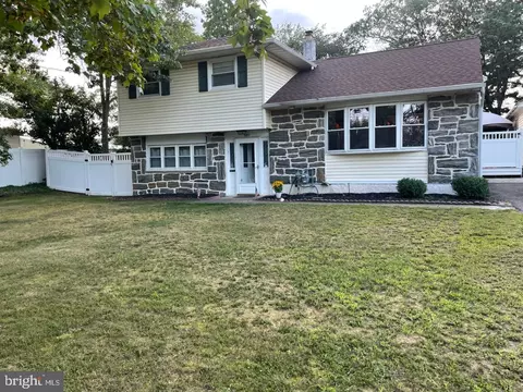 201 Dolores Dr, Cinnaminson, NJ 08077