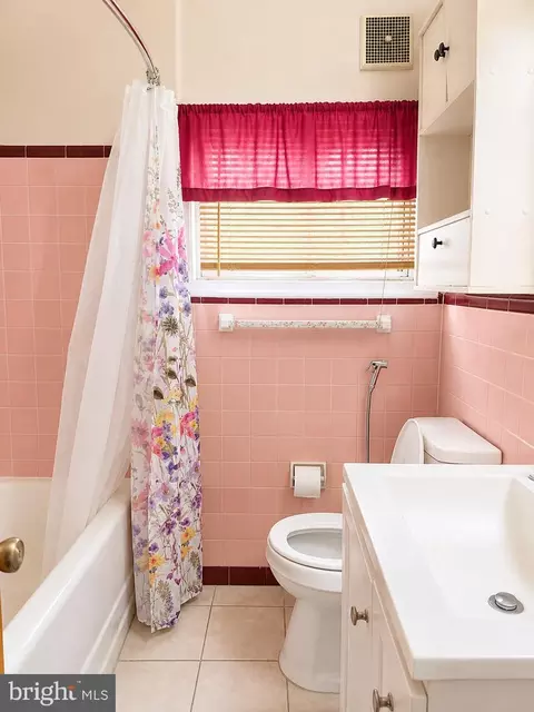 Bath - 203 Bailey Ave, Maple Shade, NJ 08052 photo 1 of 4