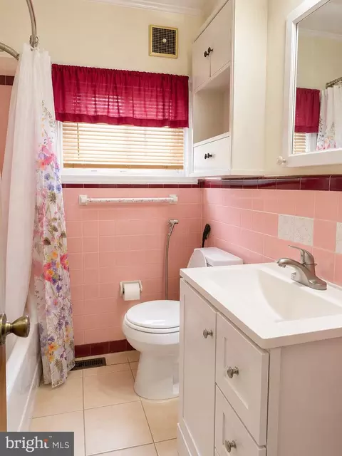 Bath - 203 Bailey Ave, Maple Shade, NJ 08052 photo 2 of 4
