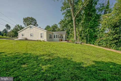 8 Lakeside Dr, Medford, NJ 08055