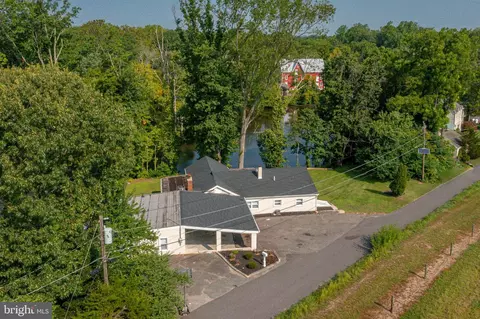 8 Lakeside Dr, Medford, NJ 08055