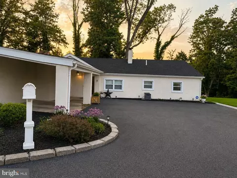 8 Lakeside Dr, Medford, NJ 08055