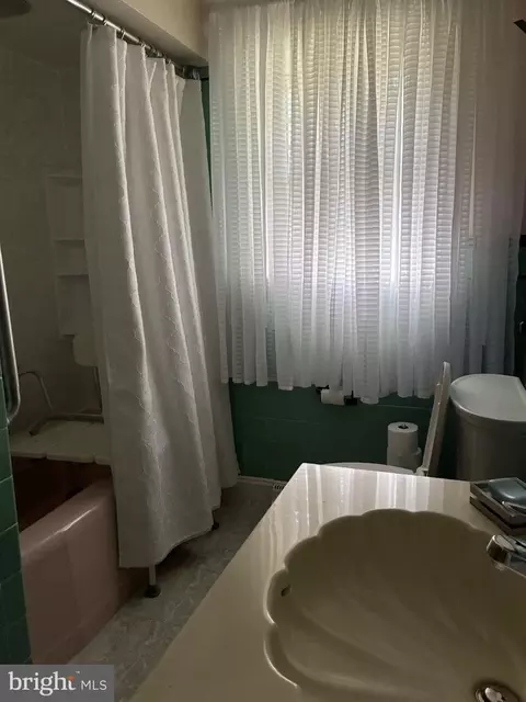 Bath - 18 Litle Ave, Delran, NJ 08075 photo 2 of 3