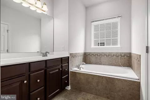 Bath - 29 Applegate Dr, Florence, NJ 08518 photo 1 of 2