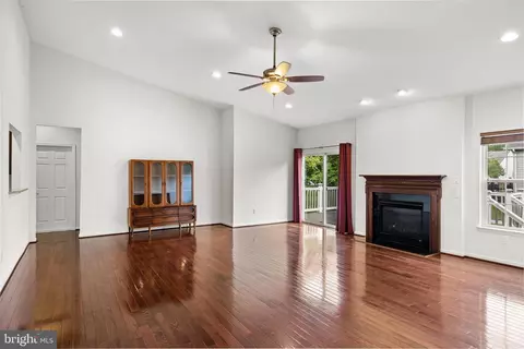 Living - 29 Applegate Dr, Florence, NJ 08518 photo 1 of 4