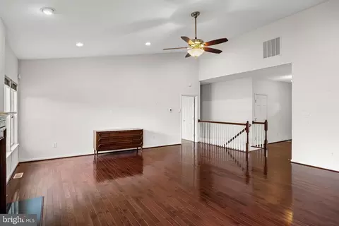 Living - 29 Applegate Dr, Florence, NJ 08518 photo 3 of 4