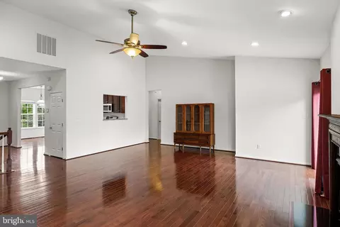 Living - 29 Applegate Dr, Florence, NJ 08518 photo 2 of 4