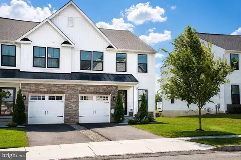 14 Cinnamon Ln, Mount Laurel, NJ 08054