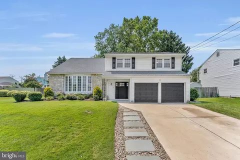 19 Kingsbridge Dr, Burlington, NJ 08016