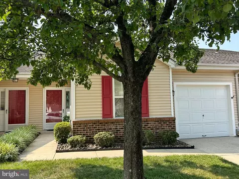 4 Clifford Dr, Mount Laurel, NJ 08054