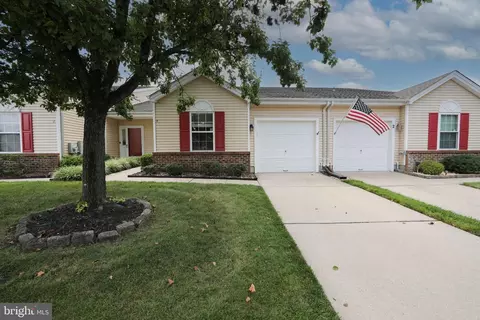 4 Clifford Dr, Mount Laurel, NJ 08054