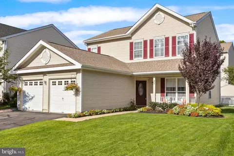 37 Arrowhead Dr, Burlington, NJ 08016