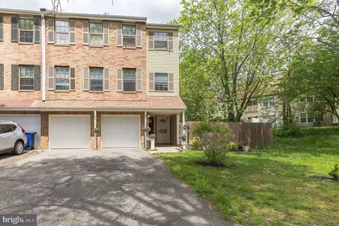 205 Chaucer Ct, Mount Laurel, NJ 08054