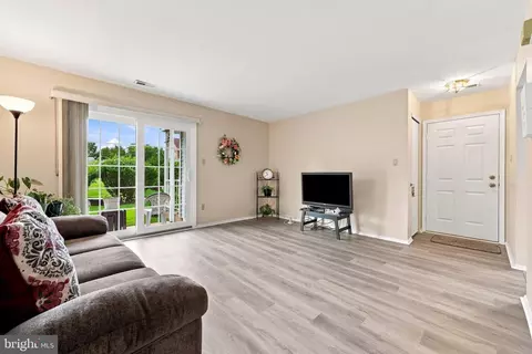 Living - 988 A Scotswood Ct, Mount Laurel, NJ 08054 photo 2 of 4